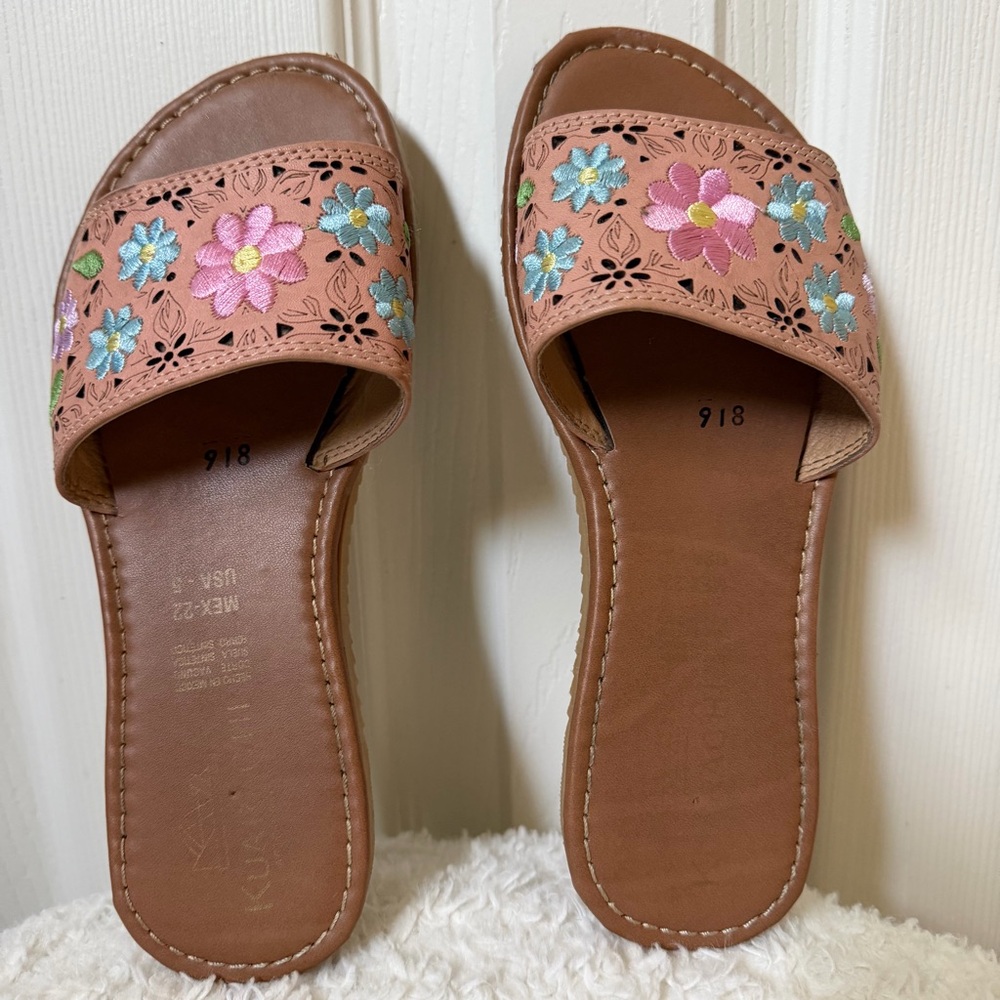 4/$25 Genuine Leather Girls Mexican Tan Flower Embroidered Huaraches 
Size 5